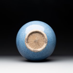 A Chinese monochrome powder blue bottle vase, 19/20 th C. — photo 5