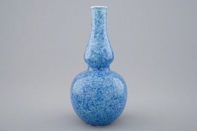 A Chinese monochrome powder blue double gourd vase, 18/19th C.