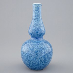 A Chinese monochrome powder blue double gourd vase, 18/19th C. — photo 3