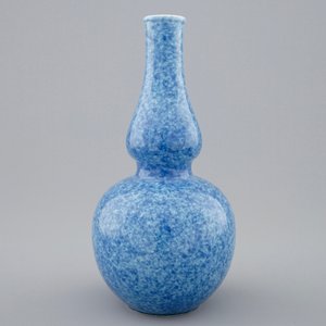 A Chinese monochrome powder blue double gourd vase, 18/19th C. — photo 4