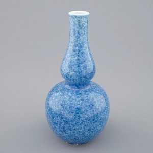 A Chinese monochrome powder blue double gourd vase, 18/19th C. — photo 7
