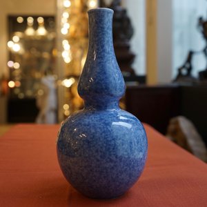A Chinese monochrome powder blue double gourd vase, 18/19th C. — photo 8