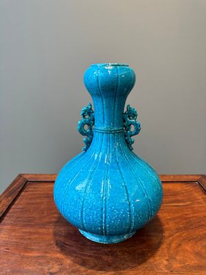 A Chinese monochrome powder-blue garlic-mouth vase with chilong handles, 18/19th C. — photo 5