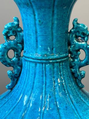 A Chinese monochrome powder-blue garlic-mouth vase with chilong handles, 18/19th C. — photo 8
