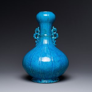 A Chinese monochrome powder-blue garlic-mouth vase with chilong handles, 18/19th C. — photo 1