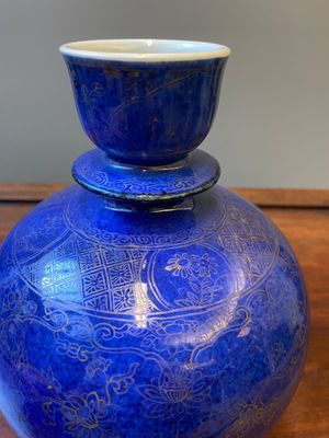 A Chinese monochrome powder-blue-glazed hookah base with gilt design of lotus scrolls, Kangxi — 照片 5