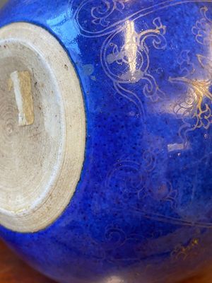 A Chinese monochrome powder-blue-glazed hookah base with gilt design of lotus scrolls, Kangxi — 照片 7