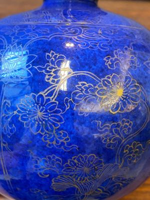 A Chinese monochrome powder-blue-glazed hookah base with gilt design of lotus scrolls, Kangxi — 照片 9