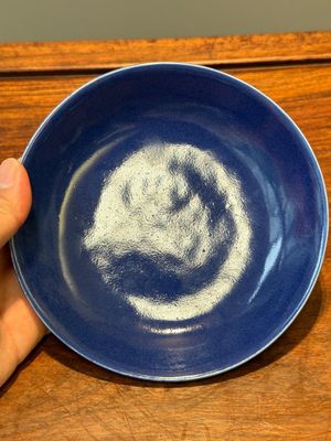 A Chinese monochrome powder-blue plate, Guangxu mark and of the period — photo 2