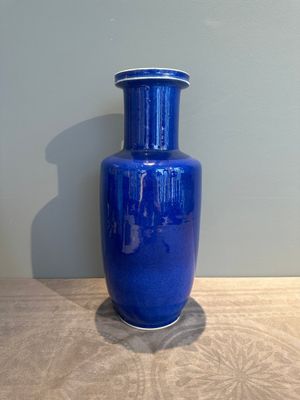 A Chinese monochrome powder blue rouleau vase, 19th C. — photo 1