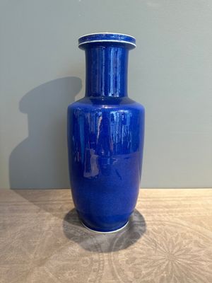 A Chinese monochrome powder blue rouleau vase, 19th C. — photo 2
