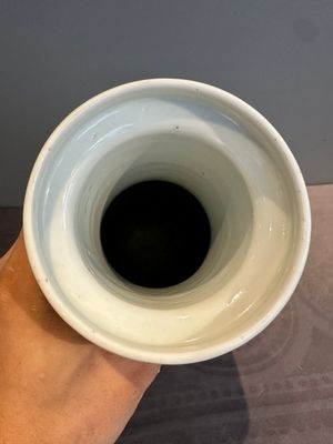 A Chinese monochrome powder blue rouleau vase, 19th C. — photo 4