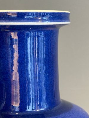 A Chinese monochrome powder blue rouleau vase, 19th C. — photo 5