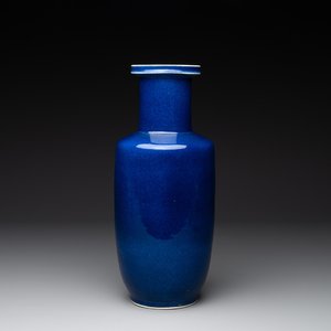 A Chinese monochrome powder blue rouleau vase, 19th C. — photo 1