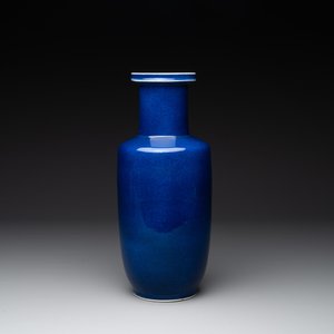 A Chinese monochrome powder blue rouleau vase, 19th C. — photo 2