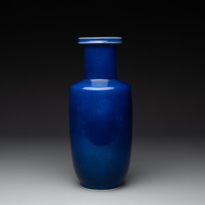 A Chinese monochrome powder blue rouleau vase, 19th C. — photo 3