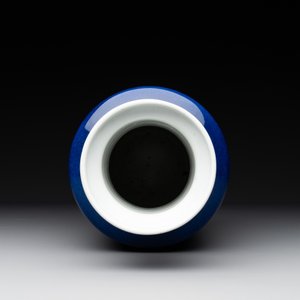 A Chinese monochrome powder blue rouleau vase, 19th C. — photo 4