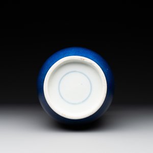 A Chinese monochrome powder blue rouleau vase, 19th C. — photo 5