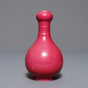 A Chinese monochrome puce-enamelled vase, Yongzheng mark, 19/20th C. — 照片 3