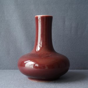 A Chinese monochrome red bottle vase, Kangxi — photo 8
