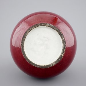 A Chinese monochrome red bottle vase mounted as a lamp, 19th C. — photo 3