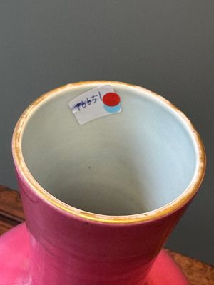 A Chinese monochrome ruby-pink-glazed 'tianqiuping' vase on wooden stand, Yongzheng mark, 19/20th C. — photo 3