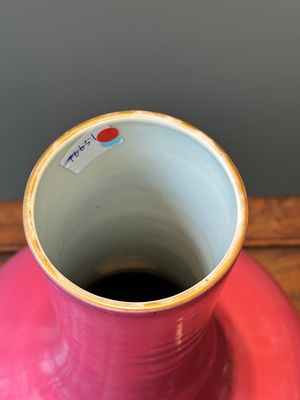 A Chinese monochrome ruby-pink-glazed 'tianqiuping' vase on wooden stand, Yongzheng mark, 19/20th C. — photo 4