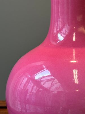 A Chinese monochrome ruby-pink-glazed 'tianqiuping' vase on wooden stand, Yongzheng mark, 19/20th C. — photo 10