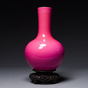 A Chinese monochrome ruby-pink-glazed 'tianqiuping' vase on wooden stand, Yongzheng mark, 19/20th C. — photo 1