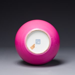 A Chinese monochrome ruby-pink-glazed 'tianqiuping' vase on wooden stand, Yongzheng mark, 19/20th C. — photo 4