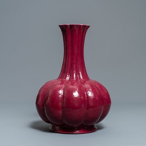 A Chinese monochrome ruby red vase, Qianlong mark, 19th C. — 照片 1