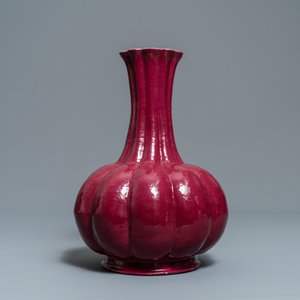 A Chinese monochrome ruby red vase, Qianlong mark, 19th C. — 照片 3