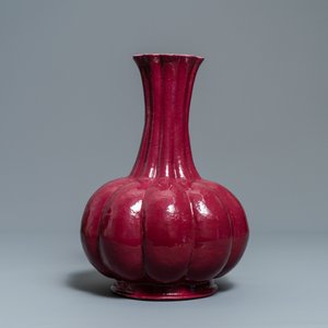A Chinese monochrome ruby red vase, Qianlong mark, 19th C. — 照片 4