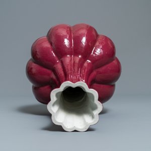 A Chinese monochrome ruby red vase, Qianlong mark, 19th C. — 照片 5