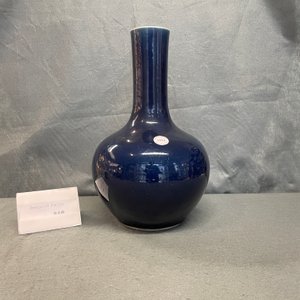 A Chinese monochrome 'sacrificial blue'-glazed bottle vase, Qianlong mark and of the period — photo 8