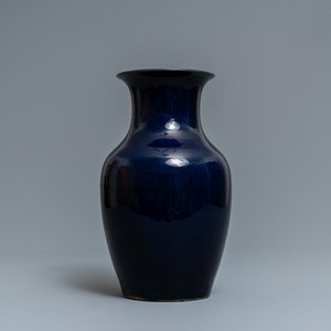 A Chinese monochrome 'sacrificial blue' vase, Qianlong — 照片 1