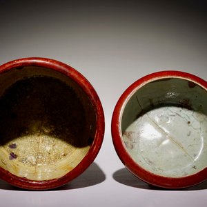 A Chinese monochrome sang-de-boeuf-glazed brush pot and a bowl, 19th C. — 照片 2