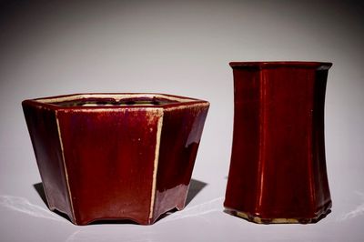 A Chinese monochrome sang-de-boeuf-glazed hexagonal flowerpot and a brushpot, 19/20th C.