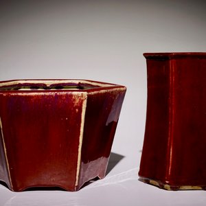 A Chinese monochrome sang-de-boeuf-glazed hexagonal flowerpot and a brushpot, 19/20th C. — photo 1