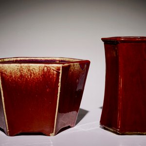 A Chinese monochrome sang-de-boeuf-glazed hexagonal flowerpot and a brushpot, 19/20th C. — photo 2