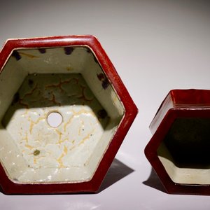 A Chinese monochrome sang-de-boeuf-glazed hexagonal flowerpot and a brushpot, 19/20th C. — photo 3