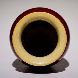 A Chinese monochrome sang-de-boeuf-glazed lantern vase, 18/19th C. — 照片 2