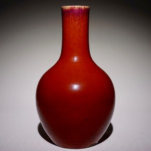 A Chinese monochrome sang-de-boeuf-glazed tianqiu ping bottle vase, 19th C. — 照片 1