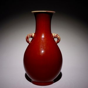 A Chinese monochrome sang-de-boeuf-glazed yuhuchunping vase, 18/19th C. — 照片 1