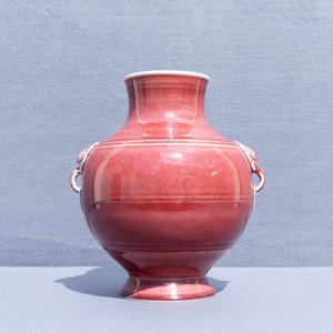 A Chinese monochrome sang-de-boeuf 'hu' vase, Qianlong mark, 19/20th C. — photo 11