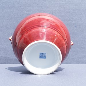 A Chinese monochrome sang-de-boeuf 'hu' vase, Qianlong mark, 19/20th C. — photo 12