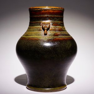 A Chinese monochrome tea-dust-glazed hu vase, Qianlong mark, 19th C. — 照片 2