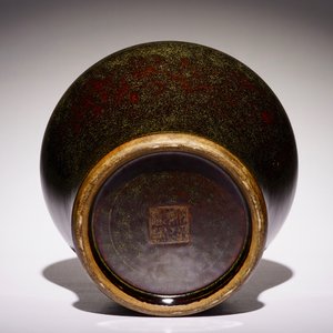A Chinese monochrome tea-dust-glazed hu vase, Qianlong mark, 19th C. — 照片 6