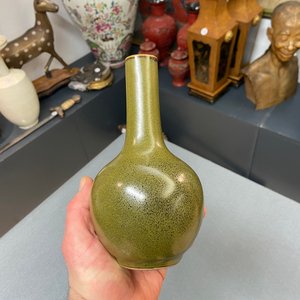 A Chinese monochrome teadust-glazed bottle vase, 19th C. — photo 10