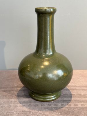 A Chinese monochrome teadust-glazed bottle vase, Qianlong mark and of the period — photo 2